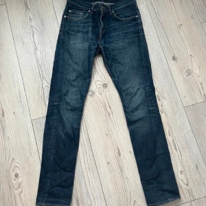 Slim jeans - Tja säljer nu dessa as feta tiger o Sweden jeans.Jeansen är i mycket bra skick och slim fit. Storlek 28/34 Nypris 1499kr. Priset går att förhandla vid snabba affär! Säg till om du har någon fråga eller fundering!🤜