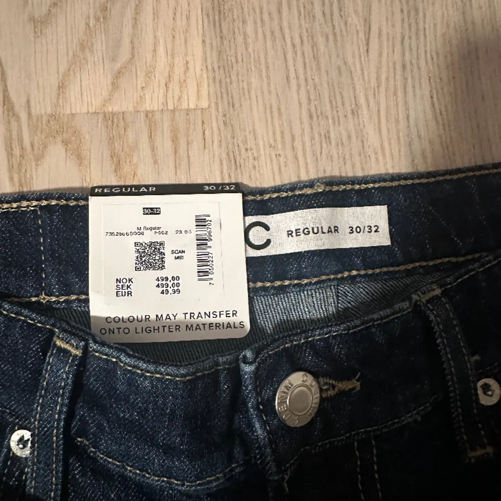 Säljer två par helt oanvända jeans köpta från Cubus. Storlek 30/32.  Pris för båda 500 kr Pris för en: 300 kr . Jeans & Byxor.