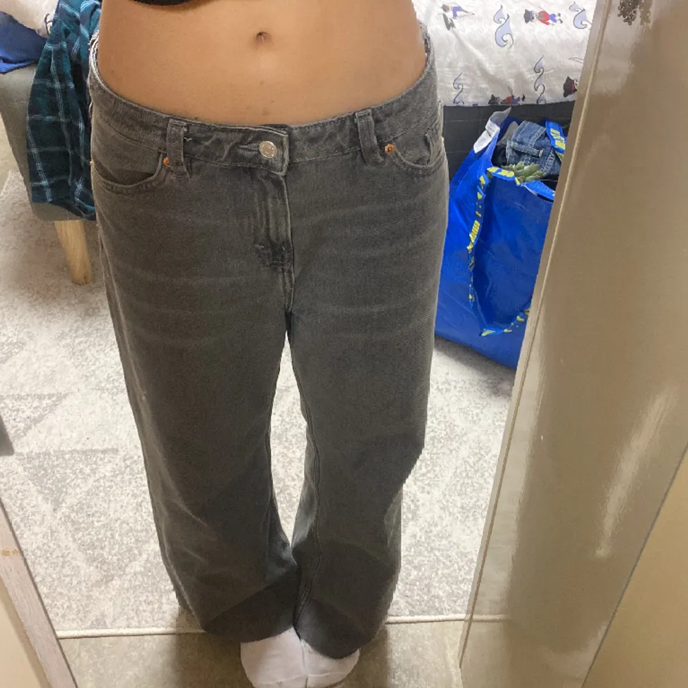 lågmidjade, midjemått 41 cm, passar mig som är 163 cm då jag har klippt dem . Jeans & Byxor.