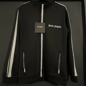 Palm Angels Sweatshirt  - Palm Angels Sweatshirt i storlek M. Aldig använd och är i ny skick. Väldigt fin men tyvärr passade den inte mig. Hör av dig om du har några frågor😀