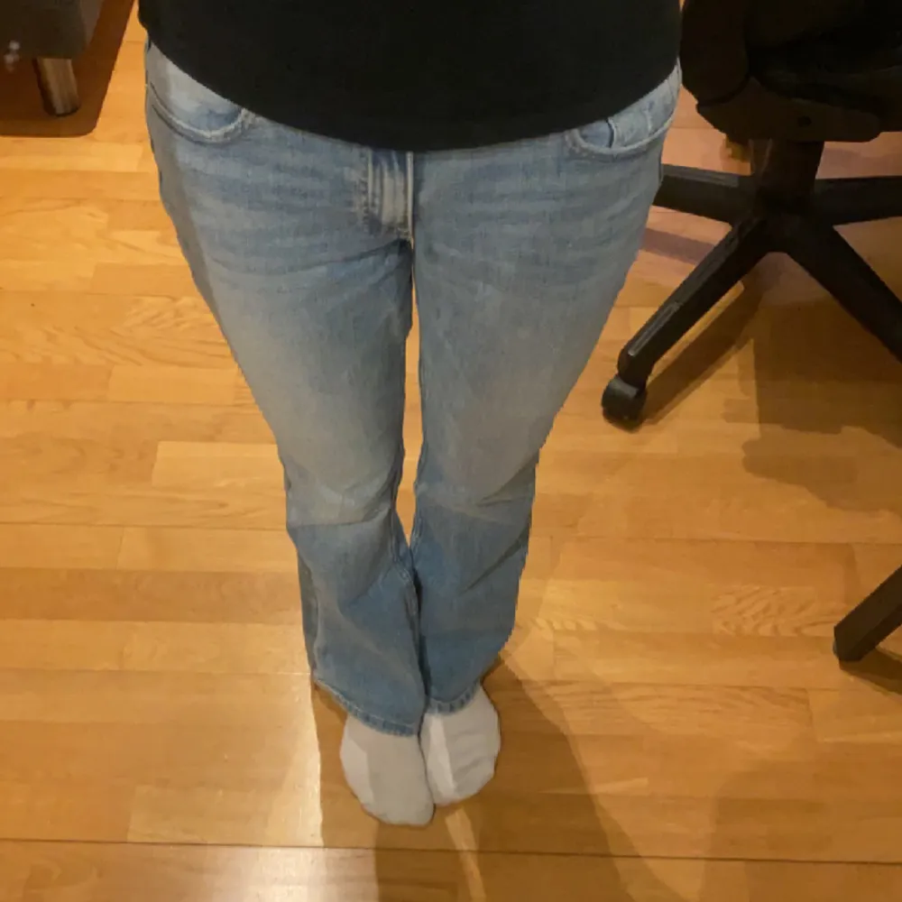 As snygga lågmidjade jeans från Gina Young. Skriv för fler bilder💘. Jeans & Byxor.