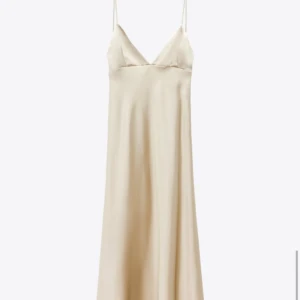 Balklänning - Säljer denna super fina begiea som passar perfekt till balen! Köpes förra året men kom aldrig till andväning då jag valde en annan balklänning då den var lite för liten för mig. Så den är helt oandvänd! Skriv privat för egna bilder💓💓