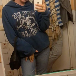 Reckless scholars hoodie - Köpte för några år sedan men använder inte då det inte är min stil längre❤️tror den har tappat en eller två rhinestones! Har en likadan i grå