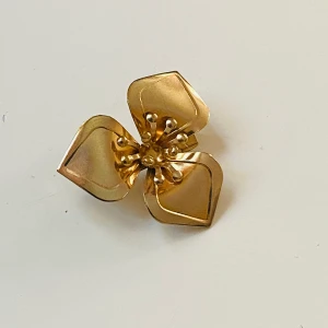 Brosch  - Vacker guldfärgad brosch föreställande blomster  Okänd metall 