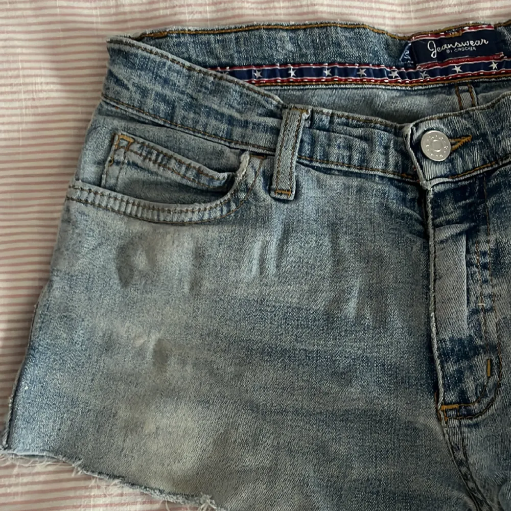 Ljusblå jeansshorts med tecken på användning men i bra kvalitet. . Shorts.