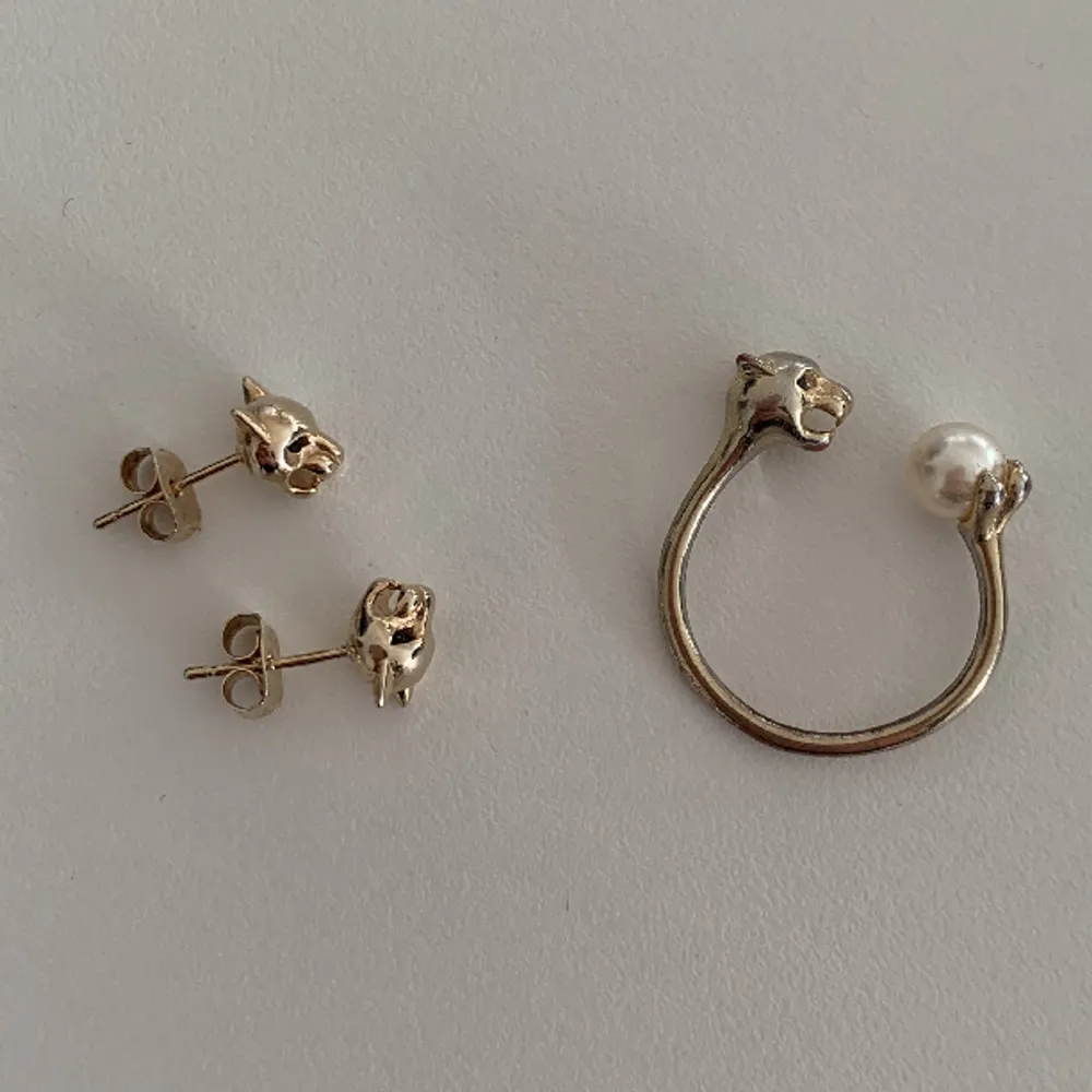Smyckesset, örhängen och ring 🧡 Örhängen nypris 279 Ringen 379  Örhängena är aldrig använda och därav i toppenskick, ringen är lite skavd. Skriv för att köpa endast en av dem 💕💕💕 . Accessoarer.