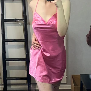 Rosa silkes klänning - Prislappen kvar, jätte fin men som man ser är den för stor, man behöver ej knyta långts snören utan hoppar i den bara, original priset på prislappen är 149kr 
