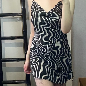 Mästrad luftig klänning - Alldrig använd av mig men min syster Max 3 gånger, perfekt skick men har inte förstått hur man ska knyta den.