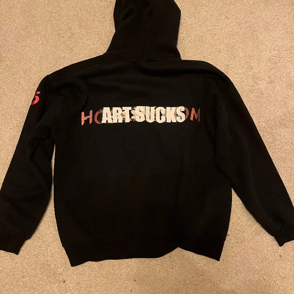 Skön hoodie med cool graffiti design. Sitter perfekt baggy på mig som vanligtvis har S. Syns inga defekter och sparsamt använd. Säljer pga byte av stil.. Hoodies.