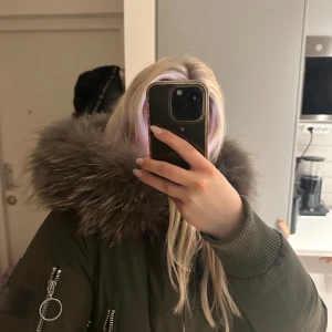 Mörkgrön pälsjacka  - Superfin mörkgrön pälsjacka i storlek 36 från Rock & Blue men köpt på Pondus.  Går att justera i midjan om man vill ha den större/tajtare. Superfin i skicket.  Köpt för 3500kr men säljer för 1000kr Står ej för postens slarv. 💕