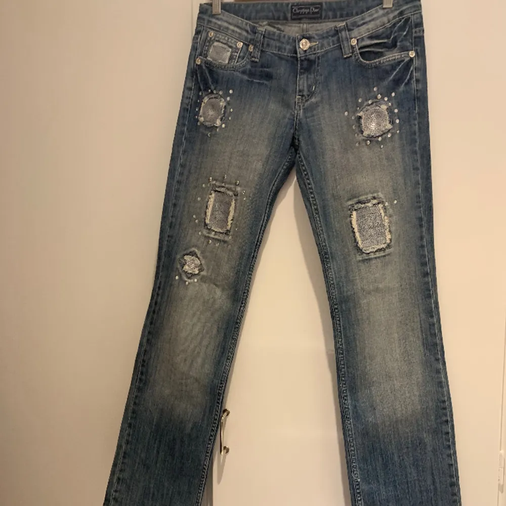 Ett par raka jeans från dior med paljetter. Bra skick utan några defekter. . Jeans & Byxor.