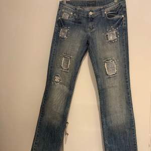 Ett par raka jeans från dior med paljetter. Bra skick utan några defekter. 