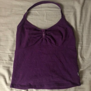 Lila topp! - Sjukt snygg lila topp med 2000-tals vibbar! 🌟 Bara använd 1-2 gånger så den är i bra skick 💗