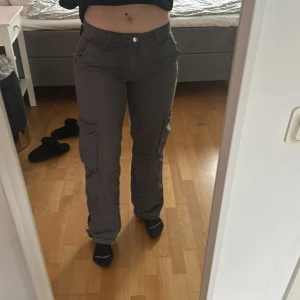 Cargo jeans - Coola cargo byxor med låg midja, byxorna har lagats på fansidan