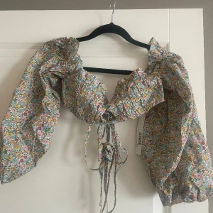 Topp från ”For love and lemons” - Gullig topp från ”For love and lemons”. Köpt för 575kr säljer för 200kr. Köparen står för frakten. 