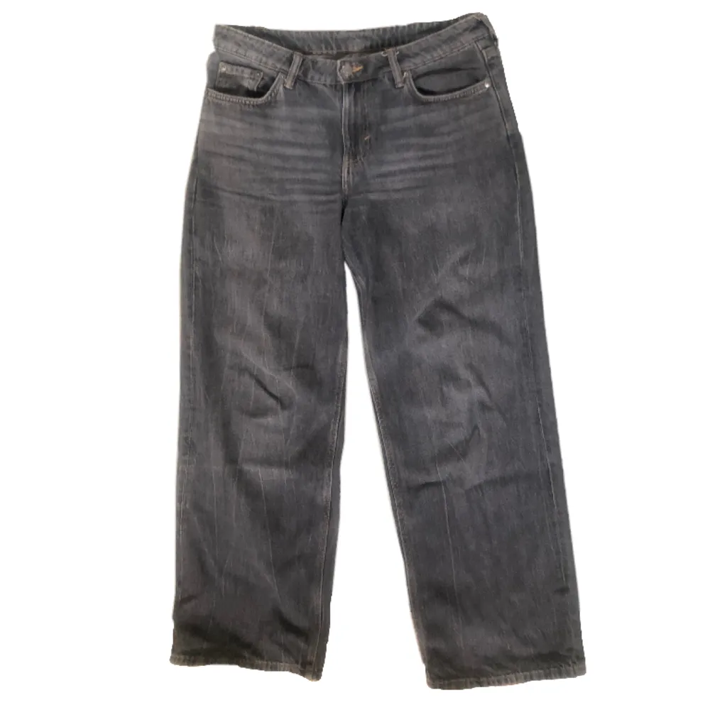 Ample Jeans från Weekday i bra skick förutom slitningar längst ner, nypris: 590kr. Jeans & Byxor.