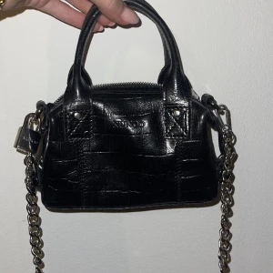 Nunoo väska  - En jätte fin nunoo väska. Rätt liten men rymlig för sin storlek. Använd fåtal gånger. Nypris 900kr