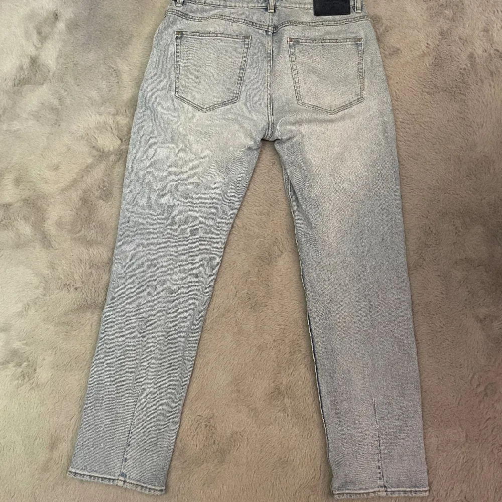 Säljer dessa jeans från Neuw Stockholm. Modell: Ray Straight, skick 9/10. Nypris 1600! Skriv om funderingar! . Farkut & Housut.