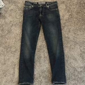 Tja säljer nu mina riktiga feta jacob cohen jeans, (riktigt grisch) passar dig som är runt 173-180. Skriv för mer info!