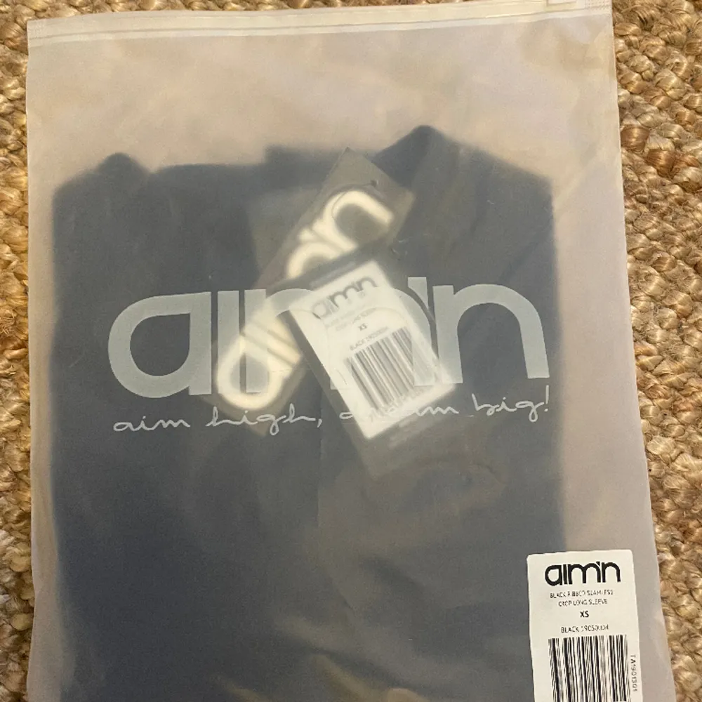 Säljer helt ny svart träningströja från AIM’N, den ligger i originalförpackning med lapp kvar🥰 Köpt för 549kr💗 Säljer även en grön och en beige likadan tröja i min profil!. Hoodies.