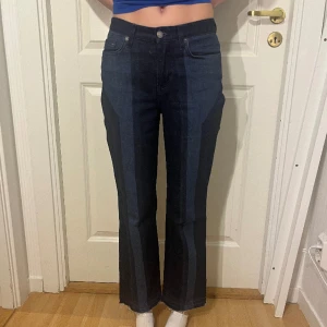 Blåa jeans  - Snygga lågmidjade jeans från Naim Josefi. Ungsorubgspris 2000, vårat pris 400. Modellen är 171 cm lång. 
