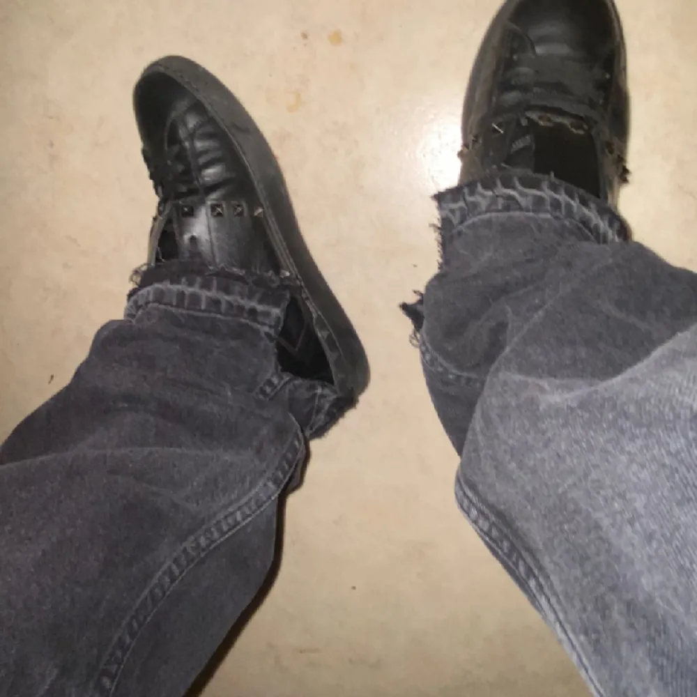 Säljer ett par svarta jack&jones jeans Har gjort snitt så dom ska sitta som bootcut Modell: loose/chris. Jeans & Byxor.