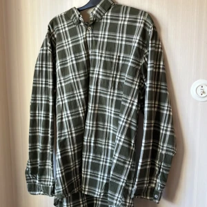 Snygg grön skjorta  - Grön randig/rutig skjorta från Dressman i väldigt bra skick. Storlek 3XL. Inga skavanker 