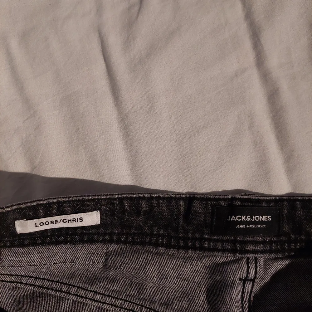 Jack&Jones jeans looose fit 31/32 färg: grå skick: gott, knappt använda. Jeans & Byxor.