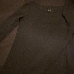 Grå långärmad  - Grå långärmad tröja som ja säljer för att jag inte använder den, har bara testat den och inget fel på d