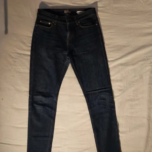 Filippa K jeans - Filippa K jeans Slim/straight 175cm längd mörkblå Gott skick, knappt använda