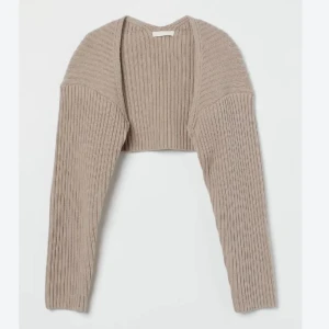 Stickad bolero kofta från h&m - Superduper fin men använder den inte längre. Kan matchas på olika sätt, både upp och ner till en lite mer chill outfit, exempelvis de två bilderna ni kan se om ni swipar. Slutsåld på hemsidan. 