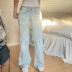 Diesel jeans - Säljer nu mina älskade diesel jeans!! I jättefint skick förutom ett hål på det vänstra låret men det gör inget eftersom jeansen ska se ”slitna” ut!! Jag på bilden är 175!