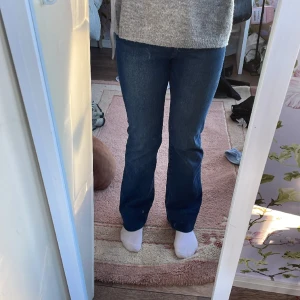 Superfina jeans💞 - Säljer dessa superfina jeans! Pga av att dom inte kommer till användning längre! Bootcut,från Lindex har sytt upp dom så dom passar mig som är 160. Men kan ta bort det om man vill köpa! Har inga defekter och är som nyskick🤗 Storlek 36, mid waist! 