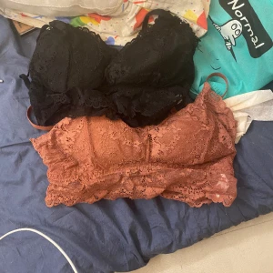 Spets topp - Rosa spets topp knappt använd  Lite stretchig  Den svarta finns i nästa. Båda för 65kr 40:-/styck