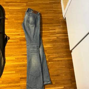 Jättefina lågmidjade jeans 26/34 i bra skick. Innerbenslängd är 84cm och midjan 34cm. Ingen bild på då de är försmå🫶🏻
