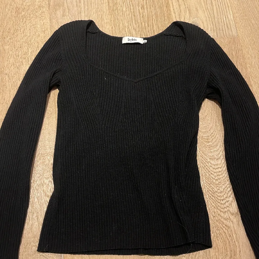 Snygg svart tröja i skönt material, passar för S och M. Tröjor & Koftor.