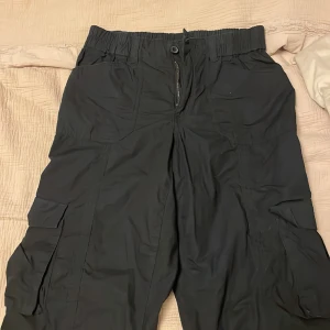 Cargobyxor - Knappt använda så de är i väldigt gott skick. Storlek 34, men passar även de som har storlek 36.