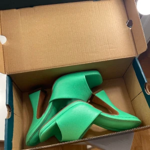 Pastellgröna färger  - Endast använda vid ett kort tillfälle! Väldigt bra skick 🙌🏽