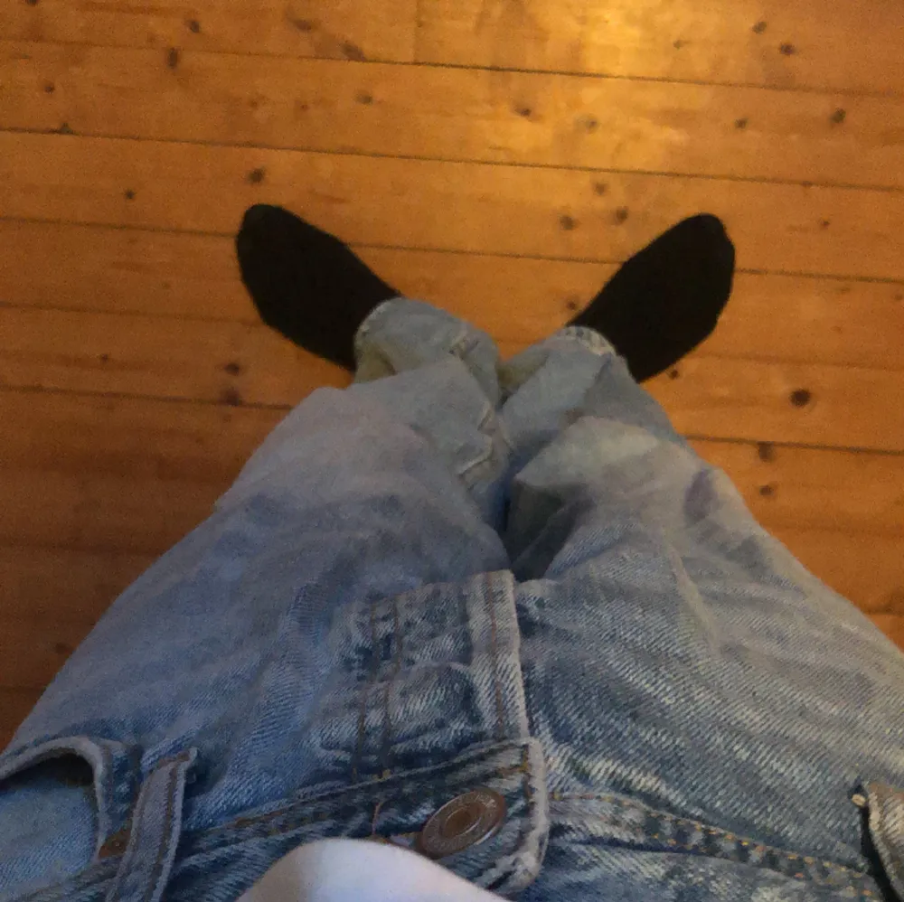 Ljusblåa Jack and Jones jeans i passformen loose/chris men sitter mer som baggy. Säljer för att de blivit lite för små, cond - 8/10.. Jeans & Byxor.