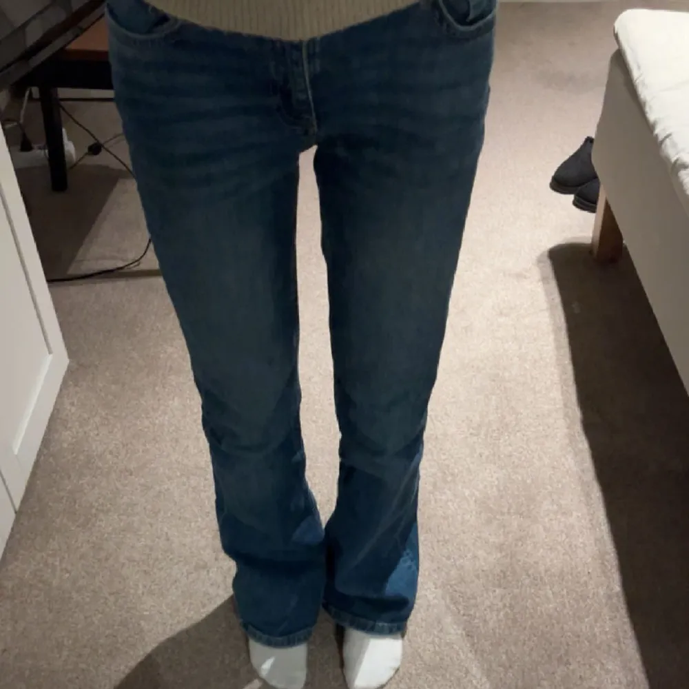 Mörkblåa bootcut jeans från Gina i storlek 152, jag är 154 och dom är lite stora på mig💕 jättefint skick!. Jeans & Byxor.