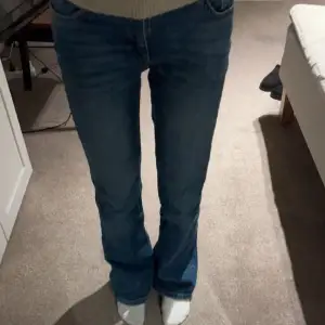 Mörkblåa bootcut jeans från Gina i storlek 152, jag är 154 och dom är lite stora på mig💕 jättefint skick!