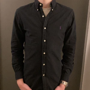 Ralph Lauren Skjorta - Säljer nu denna asfeta Ralph Lauren skjortan i ett gott skick! Storleken är S och sitter bra som det, skulle kunna passa M med. Nypris på denna ligger på 1500kr. Säljer nu för endast 399kr! Hör av dig vid minsta lilla fundering 😊