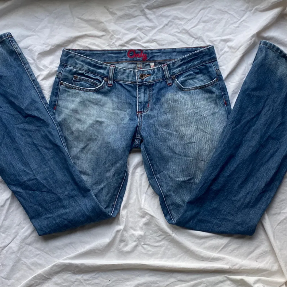 Supersnygga lågmidjade vida jeans. Bara att skriva om du har några frågor eller vill ha fler bilder (kan tyvärr inte skicka med dem på)🌸🌟. Jeans & Byxor.