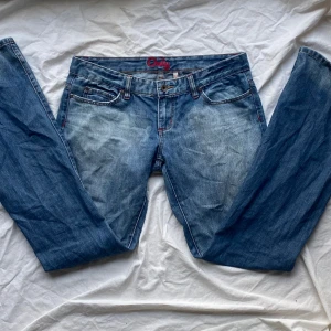 Lågmidjade jeans  - Supersnygga lågmidjade vida jeans. Bara att skriva om du har några frågor eller vill ha fler bilder (kan tyvärr inte skicka med dem på)🌸🌟
