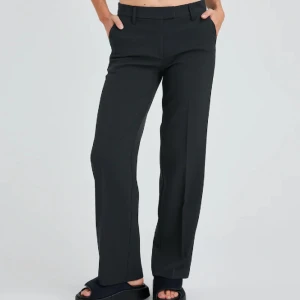 KOSTYMBYXOR  - Kostymbyxa från bikbok, använda två gånger tycker inte att dom sitter så bra på mig, är 170 och dom sitter bra i längden och midjan, lite för oversized för min smak men fin passform, storlek 36 skulle passa 38 med! Skriv vid frågor eller intresse🫶🏻