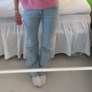 ljusblåa jeans  - säljer mina lågmidjade ljusblåa jeans i stl 34 ifrån Bikbok!! 