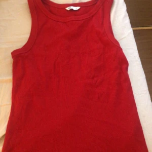 Röd topp - Röd topp från Cubus 