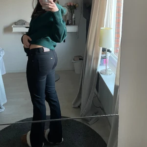 lågmidjade Lee jeans  - Lågmidjade Lee jeans i bootcut med ny fixad knapp. Midjemått: 36 cm och innerbenslängd: 86 cm  De är uppsprättade längst ner på byxan så att de blir längre, men går enkelt att sy upp!