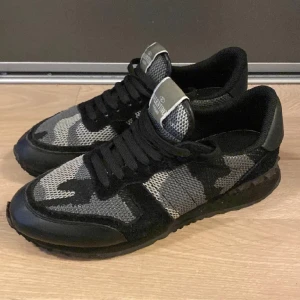 Valentino Rockrunners - Säljer nu dessa asfeta Valentino Rockrunner skor i ett nästan perfekt skick (liten defekt längst fram syns på bild 2). Inget OG medföljer. Nypris 7200kr säljer nu för endast 1999kr, pris kan diskuteras 😊