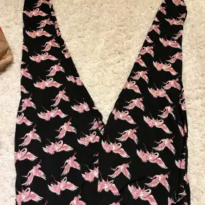 Ett par svarta mjukisbyxor med flamingo motiv på! Använt fåtal gånger. Har fickor på sidorna där fram! 